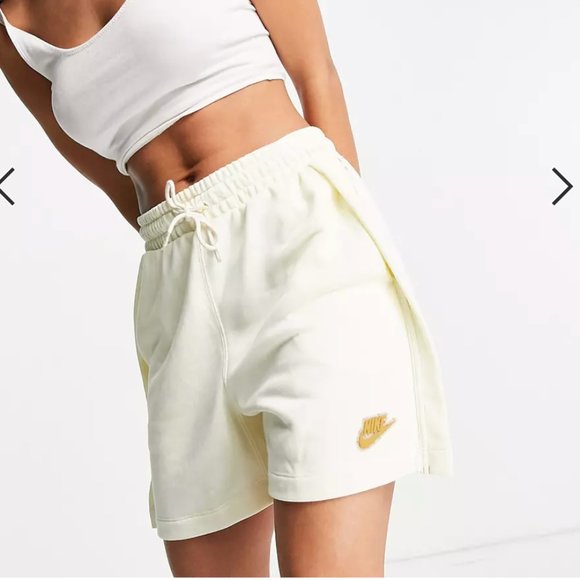 NEW Nike mid rise fleece shorts in cream, size xs - Picture 2 of 4